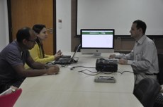 Foto: Servidores da TI Vivian e Samuel com o Clairton servidor do TRE
