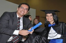A imagem é do dia da sua colação de grau e mostra o professor Antonio da Luz Júnior, à época diretor do Campus Paraíso, entregando o canudo de formatura para Dhennya.