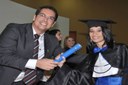A imagem é do dia da sua colação de grau e mostra o professor Antonio da Luz Júnior, à época diretor do Campus Paraíso, entregando o canudo de formatura para Dhennya.